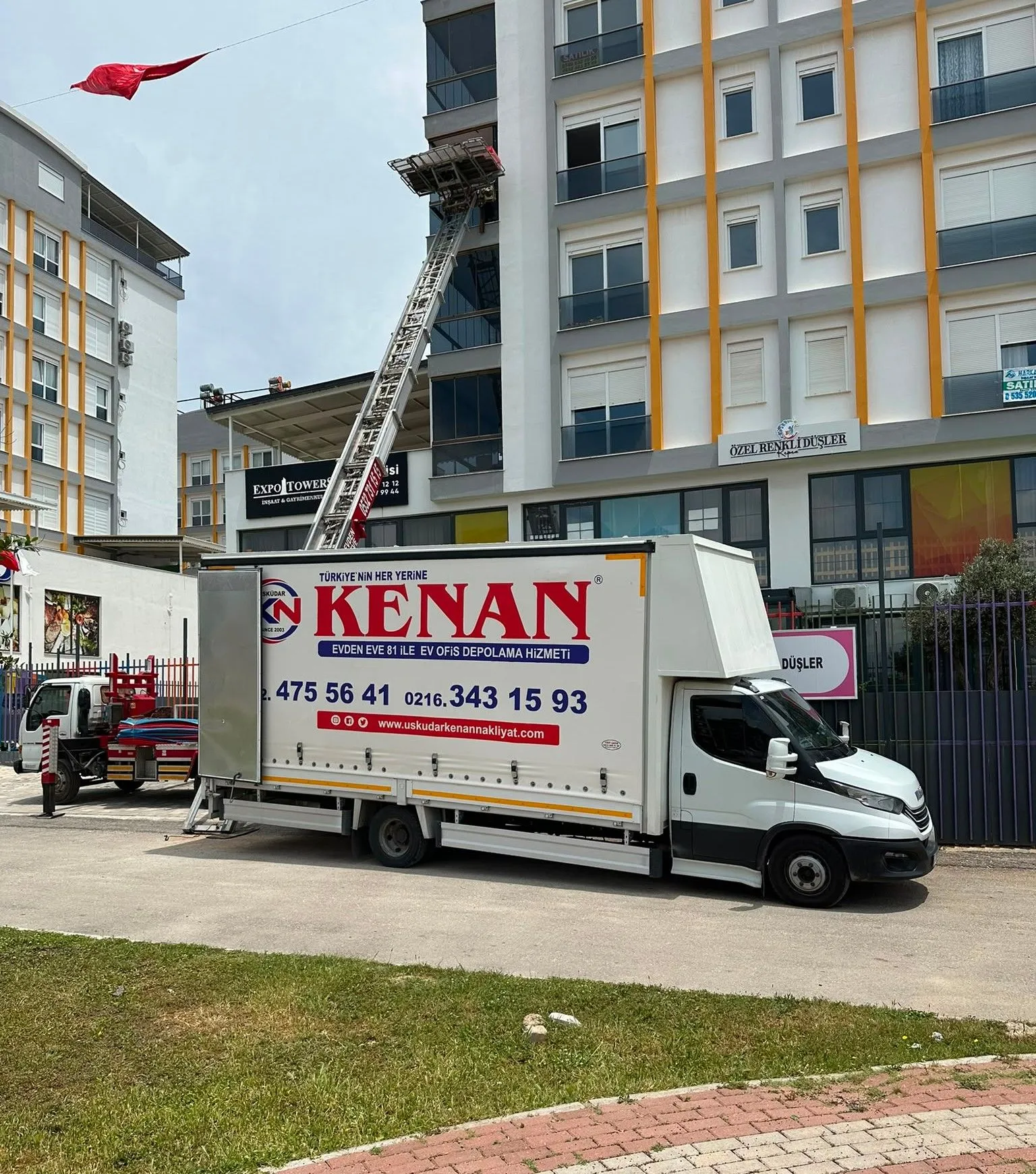Kenan Nakliyat asansörlü taşıma aracı yüksek kata çıkarken