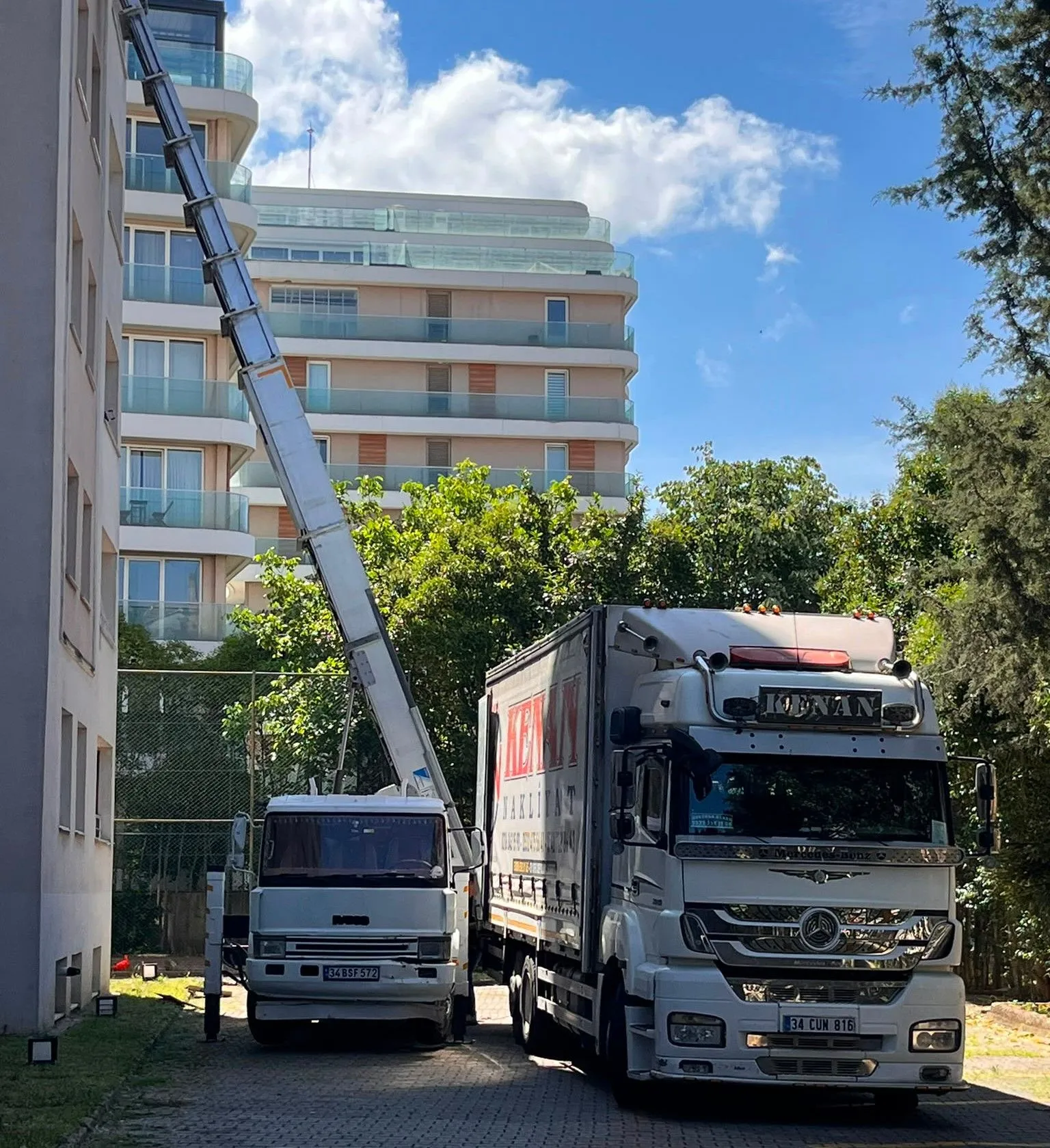 Kenan Nakliyat aracı ve dış cephe asansörü bir binada