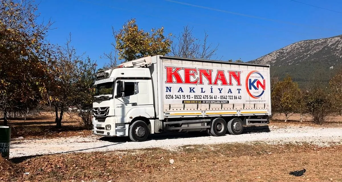 Kenan Nakliyat tenteli kamyonu şehirler arası yolda