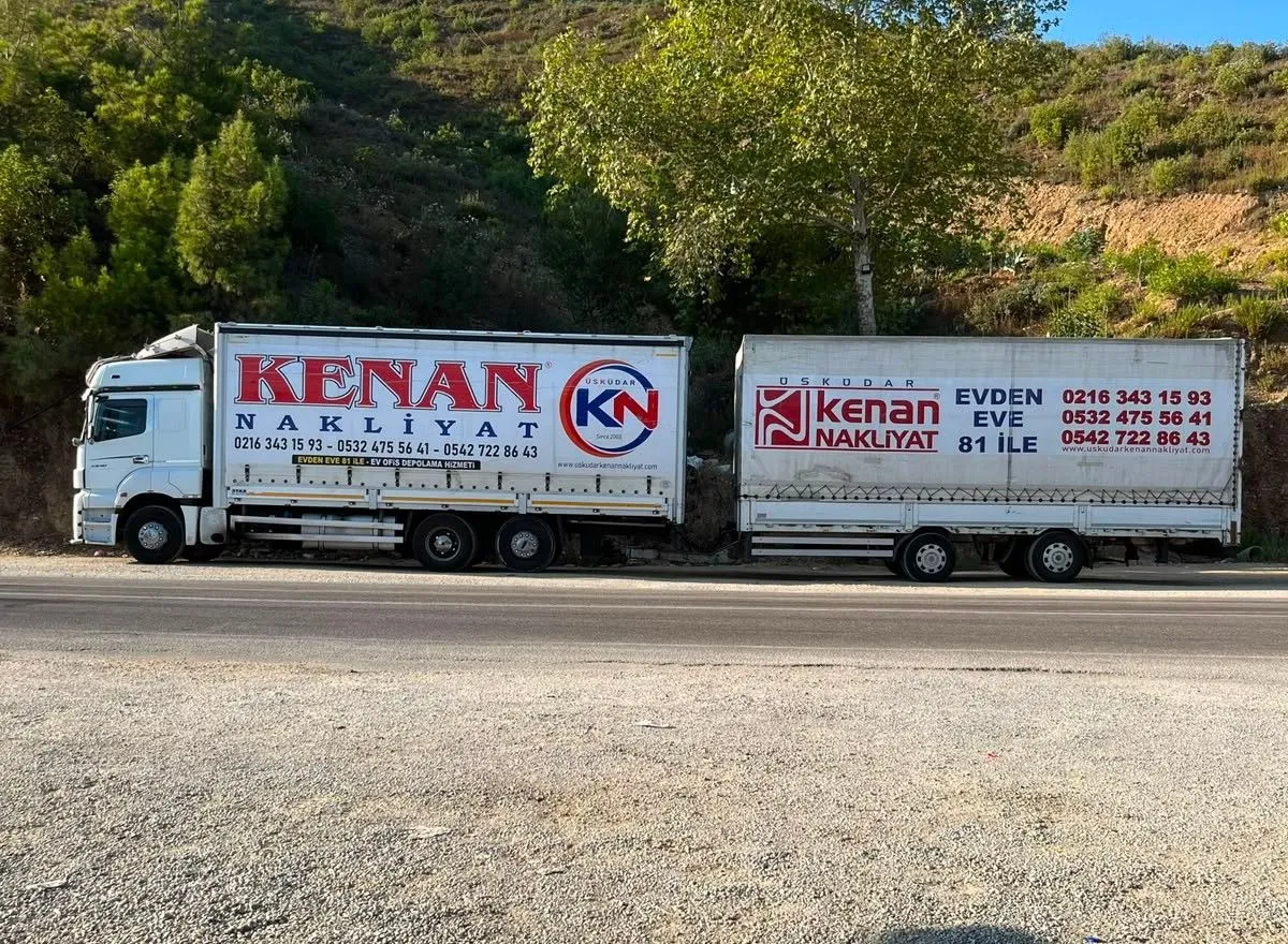 Kenan Nakliyat tırı ve römorku şehirler arası yolda