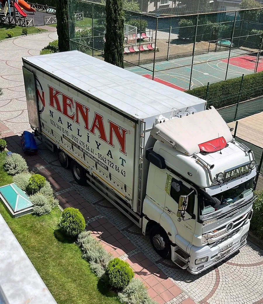 Kenan Nakliyat tırı bir sitede evden eve taşımada